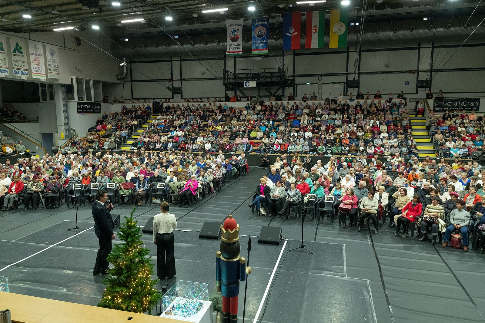 Ünnepi műsorral köszöntötték a fehérvári nyugdíjasokat az Alba Regia Sportcsarnokban